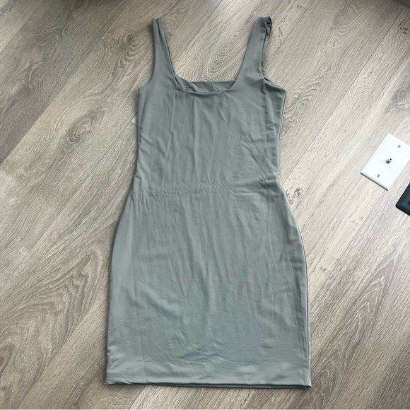 Meshki Sage Fitted Dress size medium - Picture 2 of 3